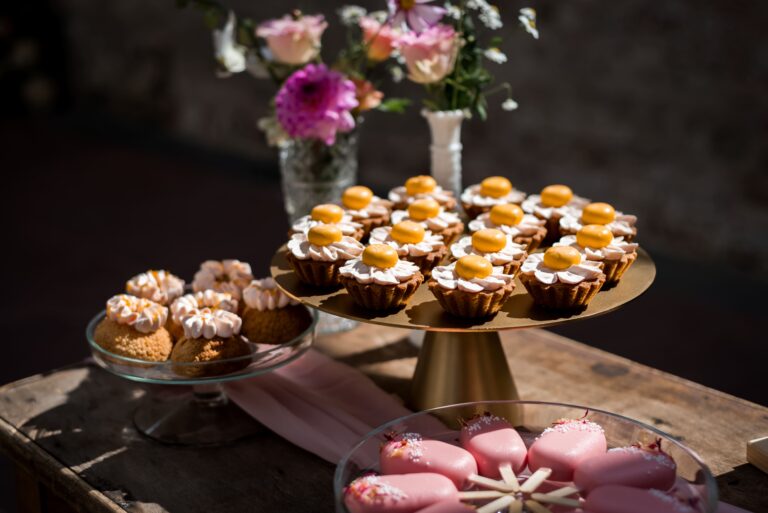 Bruidspaar tijdens hun bruiloft trouwdag in de broerenkerk intieme bruiloft gefotografeerd door een professionele fotograaf.